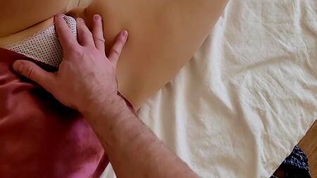 Блондиночка хотела спокойно полежать, но у ее парня были планы на ее писечку