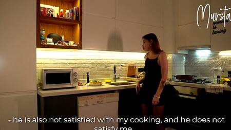 Очкастый парнишка передумал ужинать и решил сразу поиметь свою красоточку прямо на кухне