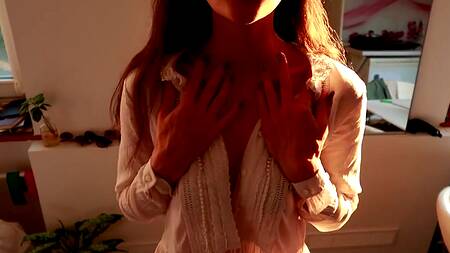 Ебёт стройную милашку большим членом и кончает ей на лицо