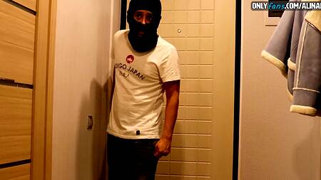 Молодой неопытный грабитель не выдержал и выебал красивую телочку