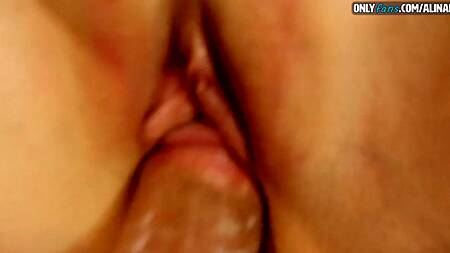 Молодой неопытный грабитель не выдержал и выебал красивую телочку