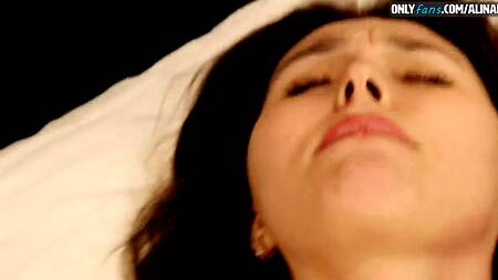 Молодой неопытный грабитель не выдержал и выебал красивую телочку