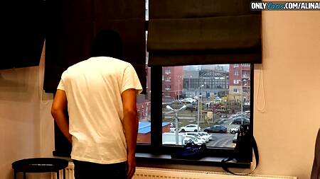 Молодой неопытный грабитель не выдержал и выебал красивую телочку