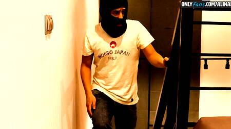 Молодой неопытный грабитель не выдержал и выебал красивую телочку