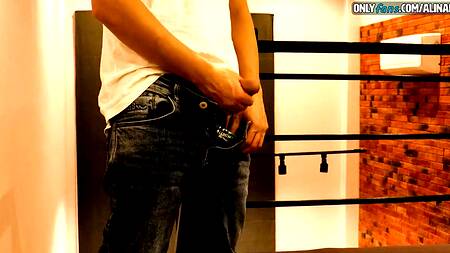 Молодой неопытный грабитель не выдержал и выебал красивую телочку