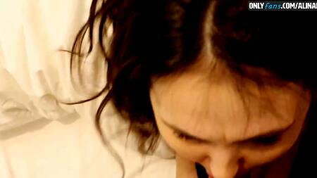 Молодой неопытный грабитель не выдержал и выебал красивую телочку