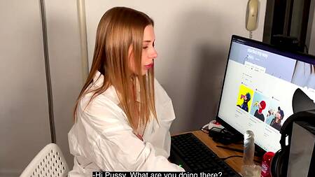 Губастая блондинка с брекетами дважды довела парня до оргазма умелым ротиком и узкой киской