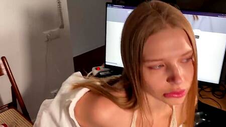 Губастая блондинка с брекетами дважды довела парня до оргазма умелым ротиком и узкой киской