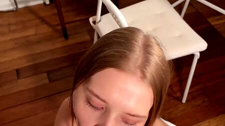 Губастая блондинка с брекетами дважды довела парня до оргазма умелым ротиком и узкой киской