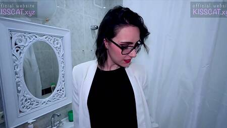 Риелторша и квартирку успешно сдала и сексиком занялась