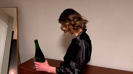 Телочка подпила шампанского и захотела горячего животного секса
