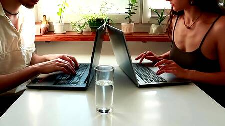 Как можно спокойно работать на удаленке, когда член у парня такой большой и твердый, да еще и все время рядом