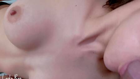 Телка с упругой попкой дико возбудилась и парень не удержался, чтобы не кончить прямо ей в письку