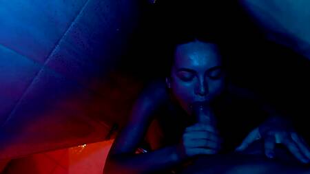 Сладкая крошка мастурбирует под душе, а затем там же отсасывает своему мускулистому ебарю