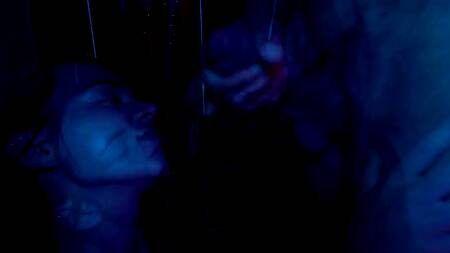 Сладкая крошка мастурбирует под душе, а затем там же отсасывает своему мускулистому ебарю