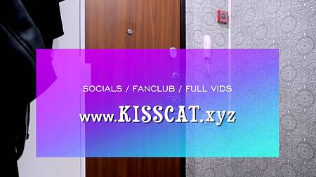 Очкастая молодая нимфоманка отсосала соседу в подъезде за банку соли