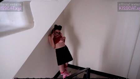 Очкастая молодая нимфоманка отсосала соседу в подъезде за банку соли