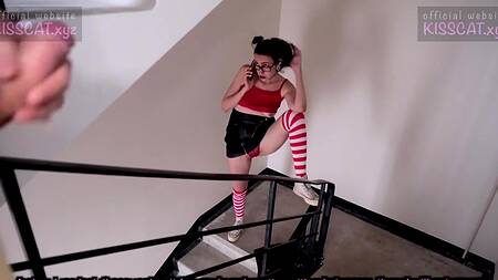 Очкастая молодая нимфоманка отсосала соседу в подъезде за банку соли