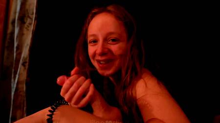 Очаровательная рыжая девчуля нежно ублажает длинный член своего любовника