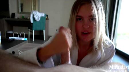 Блондинка сначала как следует подрочила парню, а потом нанизалась пиздой на его крепкий хер