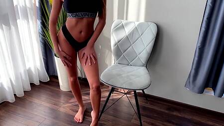 Горячий паренёк поимел телочку раком и как следует разработал пальцами её красивую попку