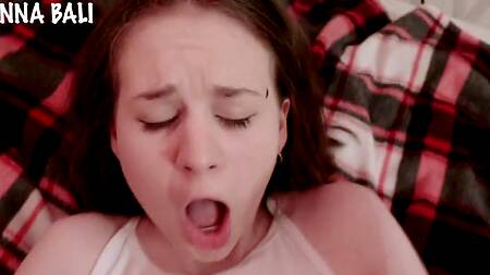 Красоточка не дала соседу по квартире подрочить и сама занялась с ним сексом