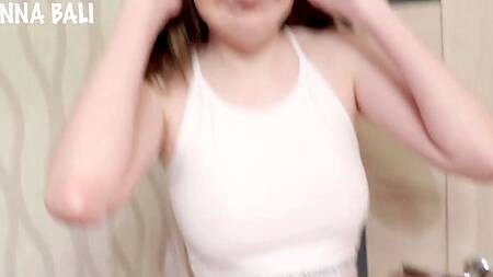 Красоточка не дала соседу по квартире подрочить и сама занялась с ним сексом