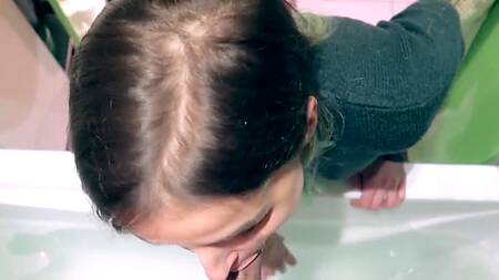 Игривая сестра сделала брату охиренный минет, пока он лежал в ванне