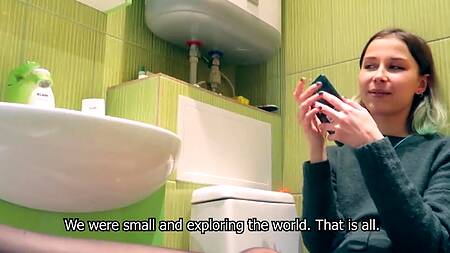 Игривая сестра сделала брату охиренный минет, пока он лежал в ванне