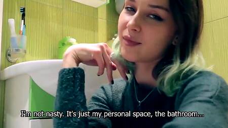 Игривая сестра сделала брату охиренный минет, пока он лежал в ванне