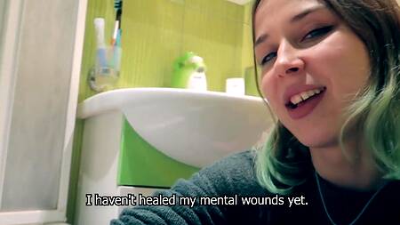 Игривая сестра сделала брату охиренный минет, пока он лежал в ванне