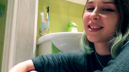 Игривая сестра сделала брату охиренный минет, пока он лежал в ванне