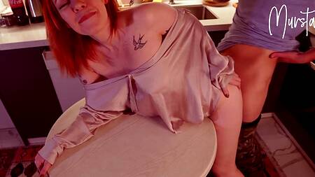 Рыжая бестия не дала парню приготовить поесть и снова попросила её выебать