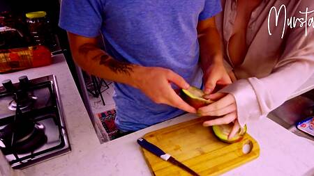 Рыжая бестия не дала парню приготовить поесть и снова попросила её выебать