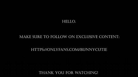 Блондинка наслаждается сексом со своей подругой, а также делится с ней членом своего парня