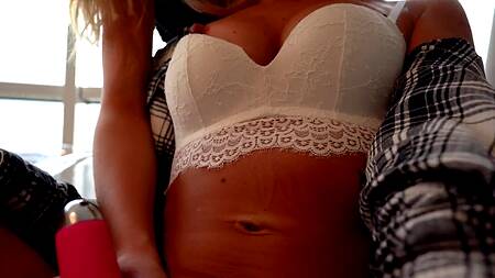 Блондинка наслаждается сексом со своей подругой, а также делится с ней членом своего парня