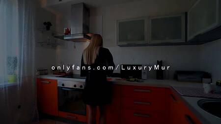 Парень как всегда не дал блондинке приготовить завтрак и поимел её прямо на кухонном столе