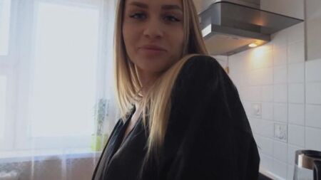 Парень как всегда не дал блондинке приготовить завтрак и поимел её прямо на кухонном столе