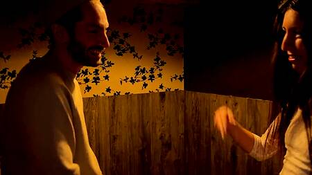 Очаровательная сосочка на камеру кайфует от большого хуя в ротике, а затем в письке