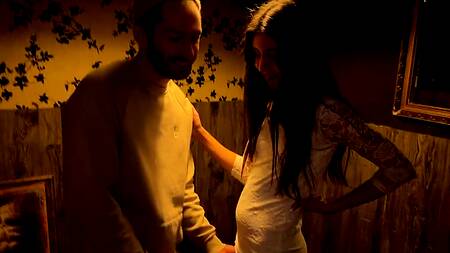 Очаровательная сосочка на камеру кайфует от большого хуя в ротике, а затем в письке