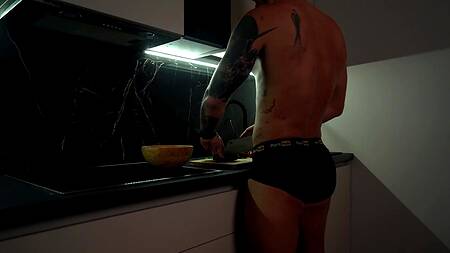 Блондинка не дала парню приготовить ужин, за что он как следует поимел её на кухне