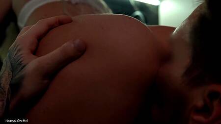 Блондинка не дала парню приготовить ужин, за что он как следует поимел её на кухне