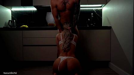 Блондинка не дала парню приготовить ужин, за что он как следует поимел её на кухне