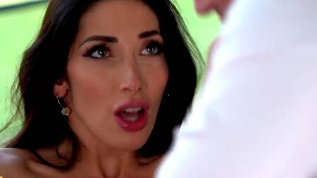 Сексапильная цыпочка скачет на кривом большом члене и сладко сосет его после оргазма