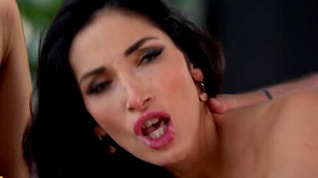 Сексапильная цыпочка скачет на кривом большом члене и сладко сосет его после оргазма