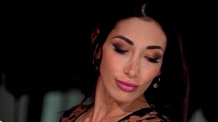 Сексапильная цыпочка скачет на кривом большом члене и сладко сосет его после оргазма