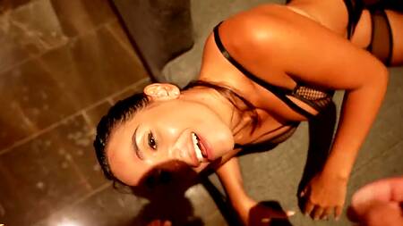 Жгучая брюнетка хотела горячий секс и получила его, да ещё и попке кайфанула