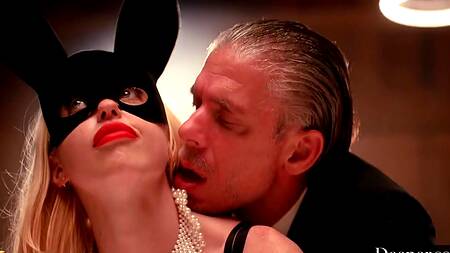 Жесткое двойное проникновение с молодой и безотказной шлюшкой для парочки зрелых самцов