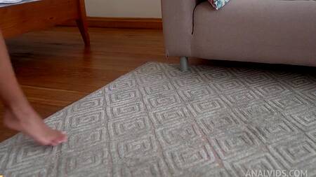 Шестеро по очереди ебут русскую худышку в узкий анал и скармливают ей кучу спермы