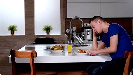 Дикая оргия с двойным проникновением вместо привычного семейного обеда